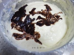 用刮刀隔着淋入温热的可可粉溶液拌大概30下拌匀

