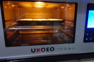 烤箱提前180度预热好以后放入烤箱烤20分钟，具体温度跟时间根据实际情况适当调整

