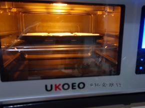 烤箱提前180度预热好以后放入烤箱烤20分钟，具体温度跟时间根据实际情况适当调整

