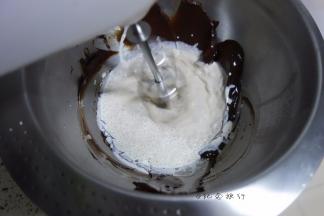 巧克力糊要等凉至常温加入180g淡奶油打发，我做了纯淡奶油的还有淡奶油加少量巧克力的，做成渐变奶油