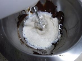 巧克力糊要等凉至常温加入180g淡奶油打发，我做了纯淡奶油的还有淡奶油加少量巧克力的，做成渐变奶油