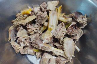 用热水洗干净备用