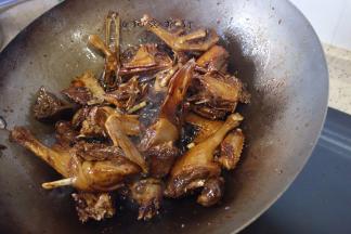 翻炒片刻加入半瓶到一瓶黄酒，大火不停的翻炒直到把老酒炒干，鸭块表面有点微微焦黄，这个就是这个鸭汤很特别的做法