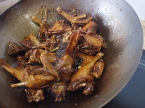 翻炒片刻加入半瓶到一瓶黄酒，大火不停的翻炒直到把老酒炒干，鸭块表面有点微微焦黄，这个就是这个鸭汤很特别的做法