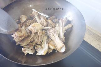 热锅冷油加入葱姜蒜炒出香味加入鸭块