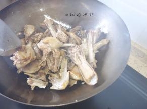 热锅冷油加入葱姜蒜炒出香味加入鸭块