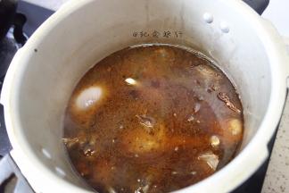 倒入高压锅加入热水末过鸭肉再加多一点点 老抽调色 洋葱，水一定要一次性加足