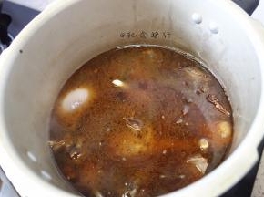 倒入高压锅加入热水末过鸭肉再加多一点点 老抽调色 洋葱，水一定要一次性加足