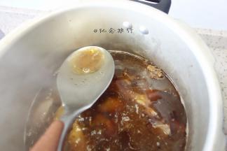 用勺子把表面的油撇掉