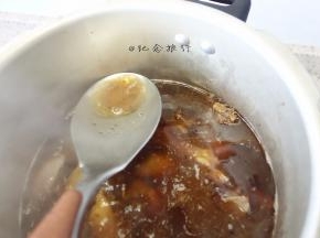用勺子把表面的油撇掉