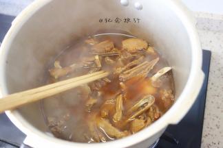 高压锅半小时左右，具体根据鸭肉大小分量多少自己灵活掌握