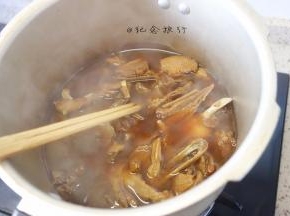 高压锅半小时左右，具体根据鸭肉大小分量多少自己灵活掌握