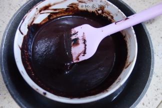 牛奶35克 黄油35克 蜂蜜/水怡4克
可可粉20g混合均匀放在锅里保温大概40度左右
