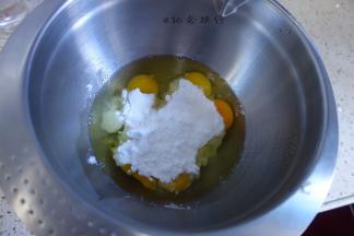 准备无水无油的容器放入3个鸡蛋一次性加入白砂糖，图片里面我是做了两倍的量