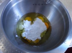 准备无水无油的容器放入3个鸡蛋一次性加入白砂糖，图片里面我是做了两倍的量