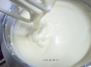 低速整理蛋糊，每个地方停留15～30秒慢慢转盆到下一个地方，直到面糊没有大气泡，变得非常细腻（这一步不能省，决定了蛋糕口感）