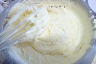 一次性筛入低粉混合物用蛋抽拌至无干粉