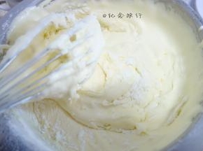 一次性筛入低粉混合物用蛋抽拌至无干粉