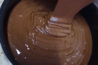 面糊倒在6寸模具里