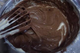 用刮刀隔着淋入温热的可可粉糊拌大概30下拌匀