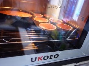 烤箱提前180度预热好以后放入烤箱烤35分钟左右，具体温度跟时间根据实际情况适当调整