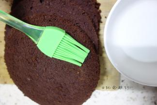 烤好晾凉备用，可以切片刷上糖酒液（糖30g
水30g煮开融化晾凉后 15g朗姆酒即可）
