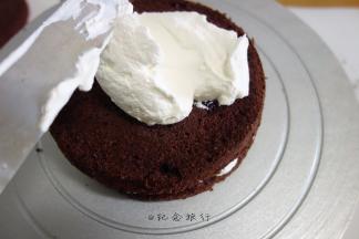 奶油250g加25g糖打发备用做抹面