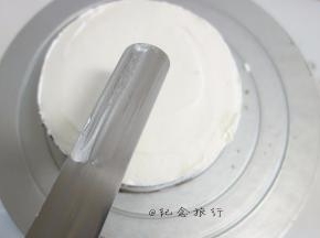 原味奶油夹心，侧面用刮刀抹平即可 
