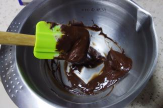 黑巧克力10g
10g淡奶油隔水融化后再用刮刀拌均匀，加入90克奶油打发做裱花用
