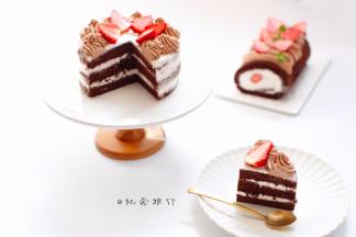 表面挤上巧克力奶油放上草莓装饰即可