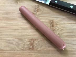 火腿肠去掉外包装。