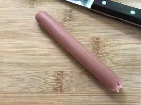 火腿肠去掉外包装。