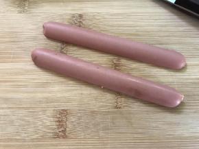 把火腿肠一分为二。