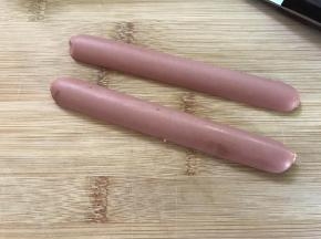 把火腿肠一分为二。