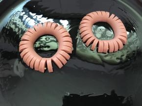 把固定好的火腿肠放入。