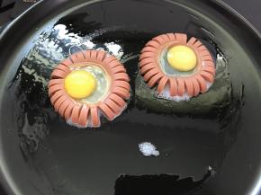 再把一个鹌鹑蛋打到圈中。