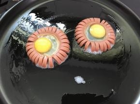 再把一个鹌鹑蛋打到圈中。