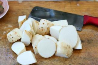 芋子切块。（闽南的芋头不适合煮这种，太粉，煮久一点全散了。）