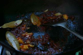 加入适量豆瓣酱煸香。