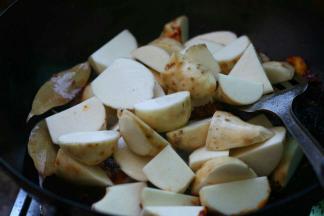 加入芋艿继续炒。