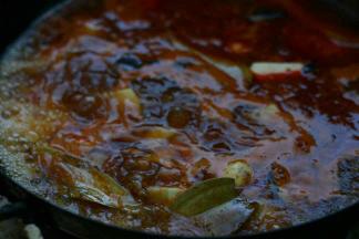 5.加水继续煮，煮开以后倒入另外一个锅继续煮。（最好用砂锅）