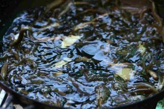 将活蹦乱跳的泥鳅放入冷水的锅里，加入酒，姜片，盖上盖子后开火，盖上盖子是防止烫泥鳅的时候泥鳅蹦的到处都是。