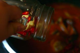 将适量姜蒜辣椒捣烂，让它们散发出香味（我婆婆的土方法，就是这步让这道菜特别香。）烫熟的泥鳅冲洗干净倒入芋子的锅里，捣好的姜蒜辣椒也倒入，再煮十分钟左右就可以加鸡精出锅了。
