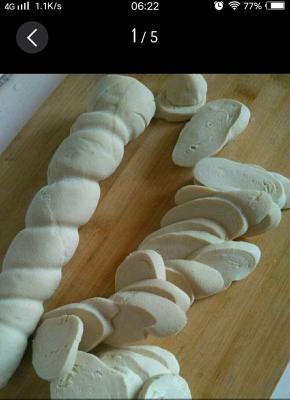 素鸡斜刀切片，不要切太薄8毫米左右厚度。