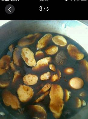 另起一锅加水和所有辅料煮至烧开放入素鸡煮开关火浸泡。（煮久会碎了没嚼劲）