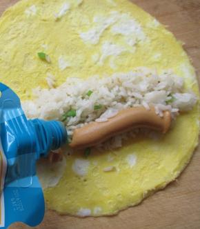 铺上炒饭挤上花生酱，卷起。