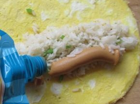 铺上炒饭挤上花生酱，卷起。