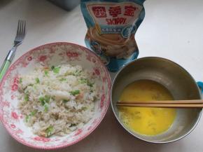 把蛋炒饭盛出，鸡蛋打匀成蛋液。