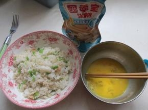 把蛋炒饭盛出，鸡蛋打匀成蛋液。
