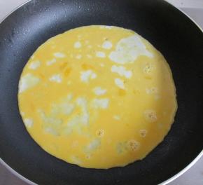 把蛋液倒入不粘锅。